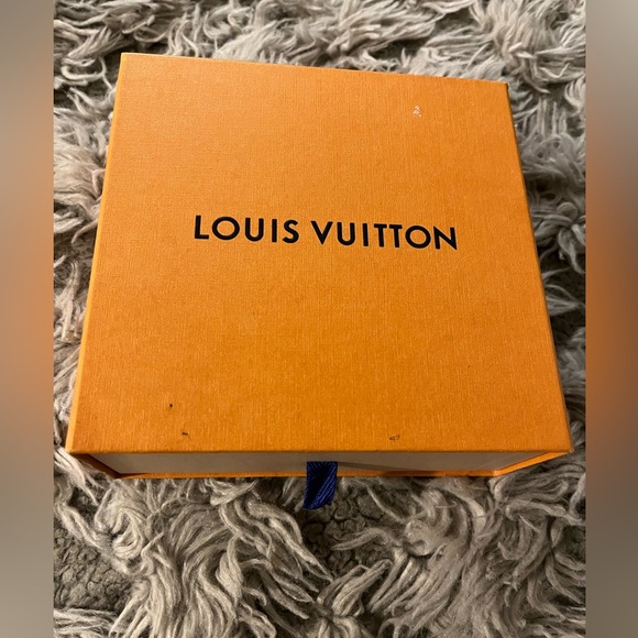 Authentic Luis Vuitton LV Initiales 40mm Reversible Belt - Picture 5 of 8